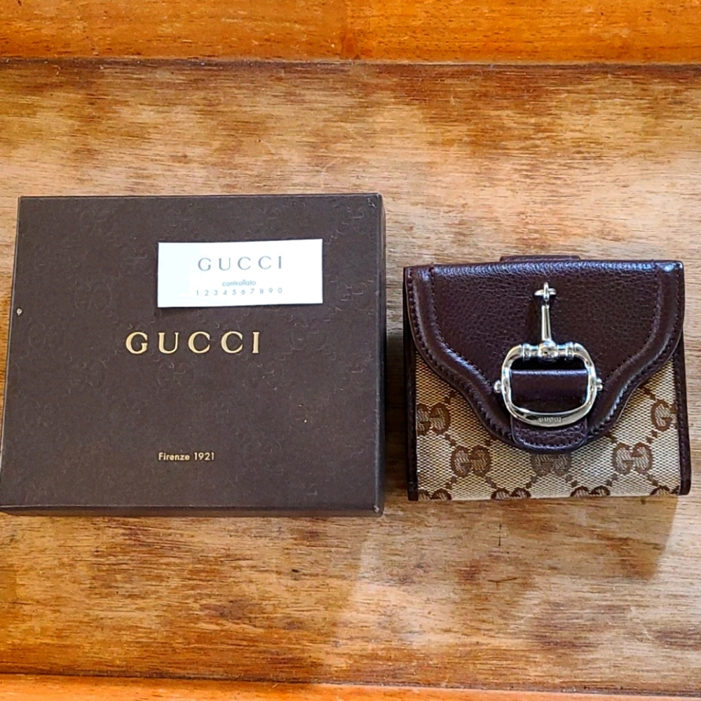 Gucci women's wallet. Canvas and leather. new
